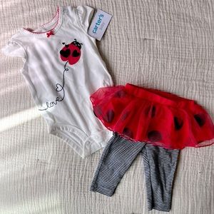 Cárter’s bodysuit and skirt pants.